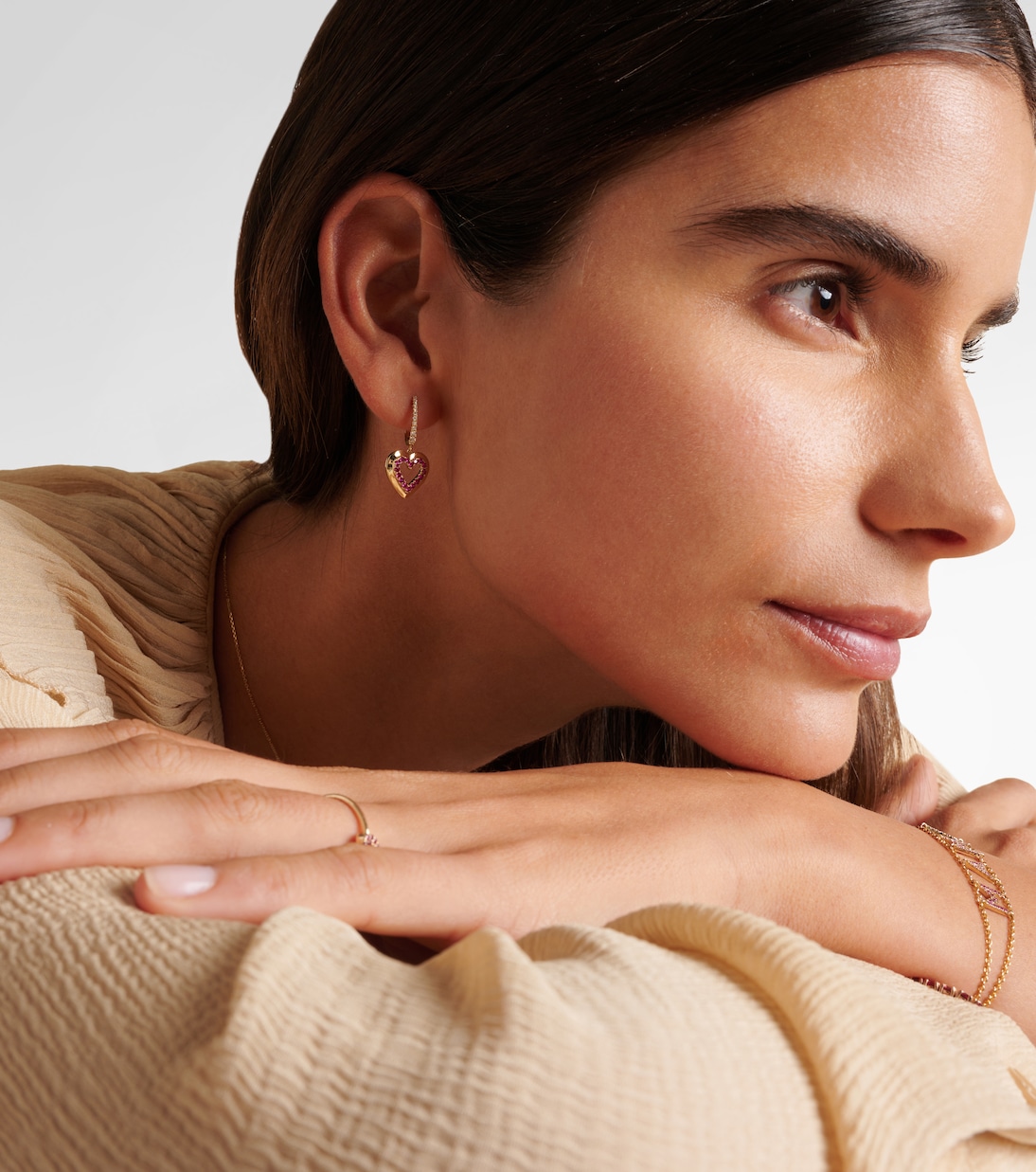Orecchini a cerchio in oro 14kt Roxanne con diamanti e zaffiri, design giovane e chic