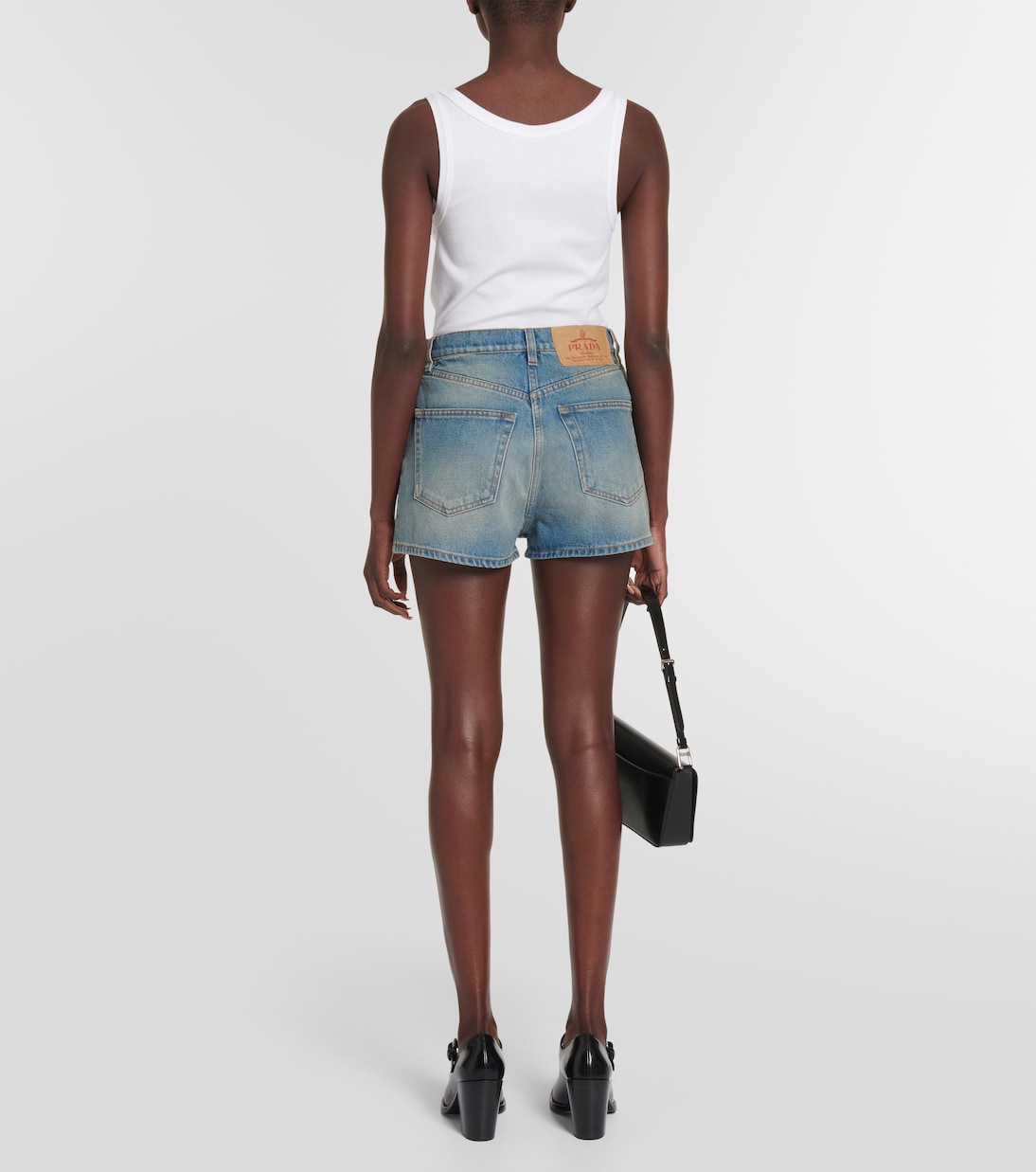 Shorts de mezclilla Prada para jóvenes modernos