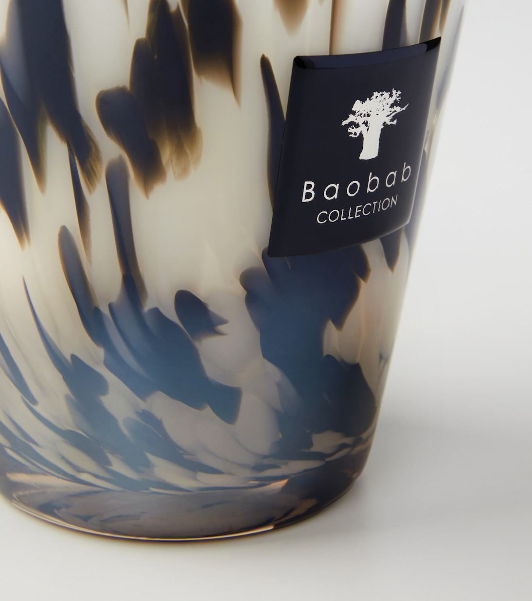 Pearls Black Medium scented candle | Baobab Collection