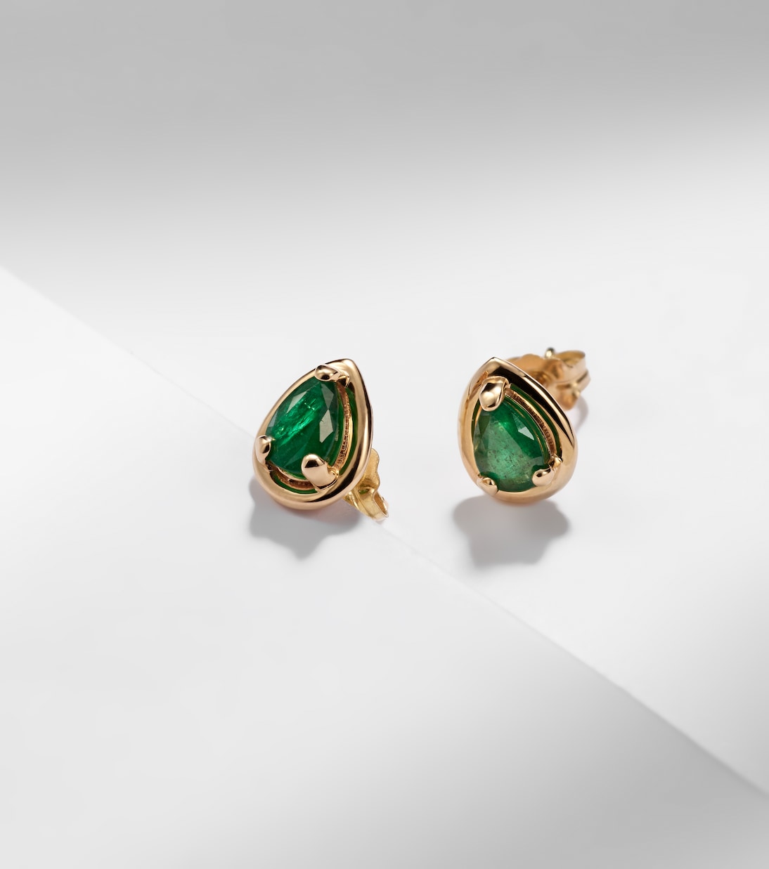 Orecchini in oro 14kt con smeraldi, design moderno per giovani eleganti