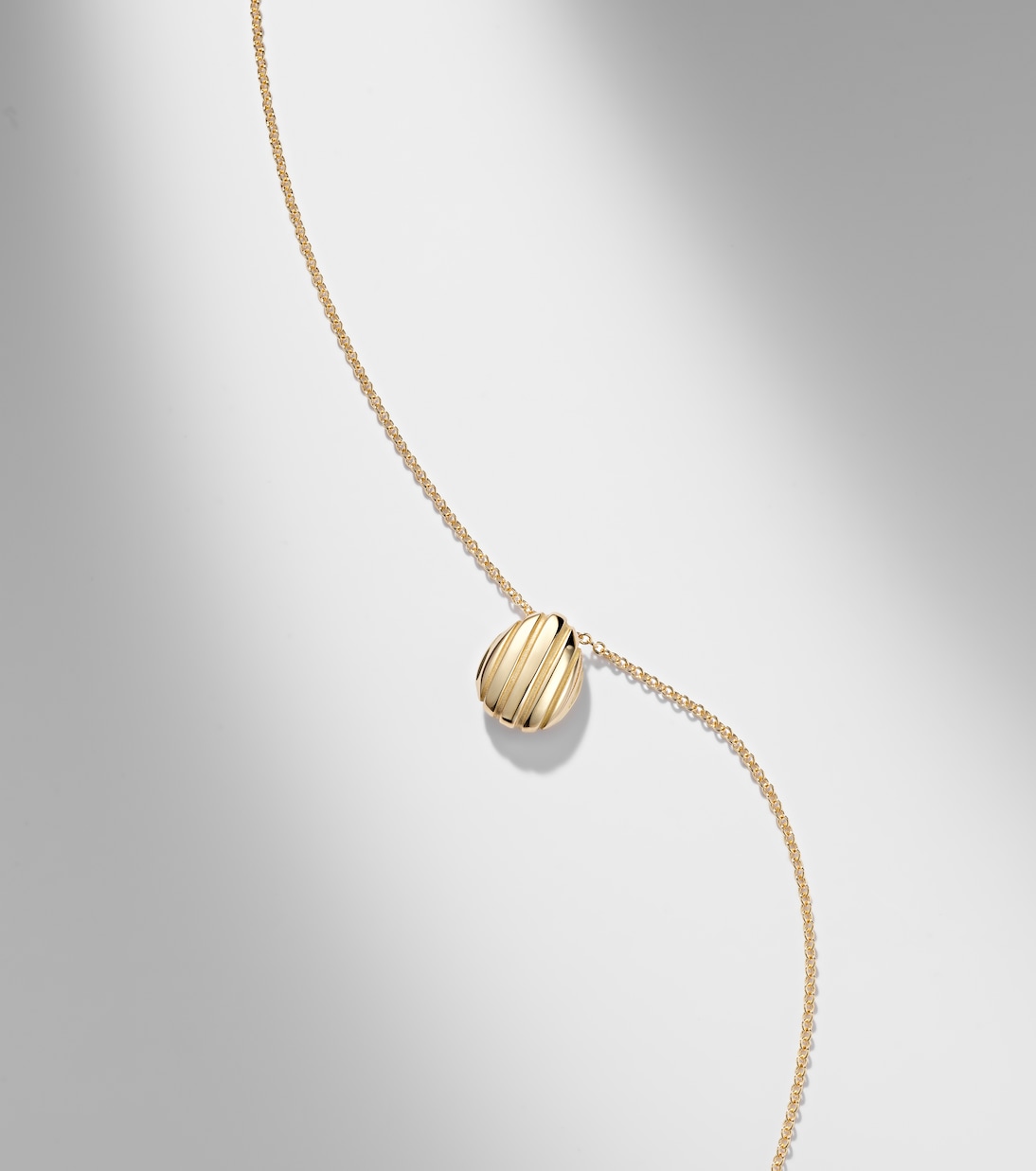 Eos Small 18kt gold pendant necklace | Pamela Zamore