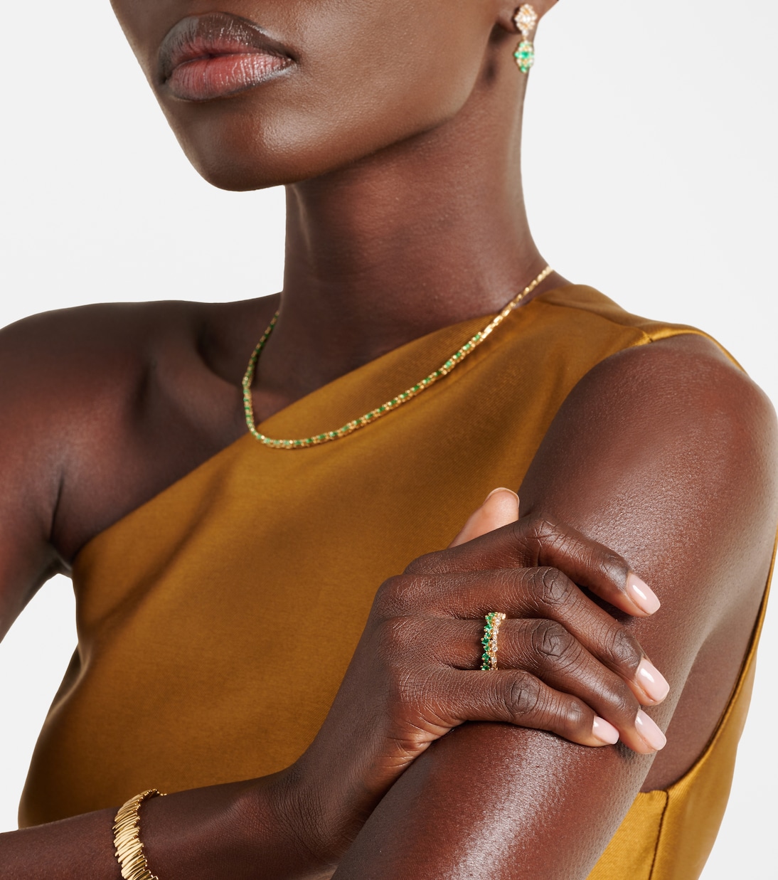 Anello in oro 18kt con diamanti e smeraldi, design moderno per giovani di Suzanne Kalan