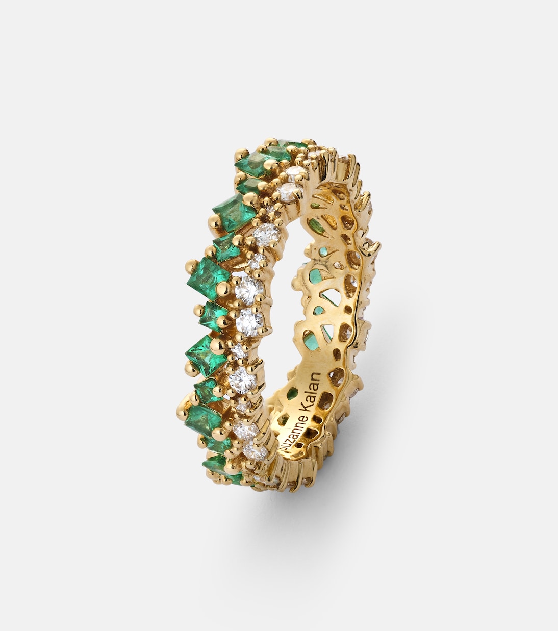 Anello in oro 18kt con diamanti e smeraldi, design moderno per giovani di Suzanne Kalan