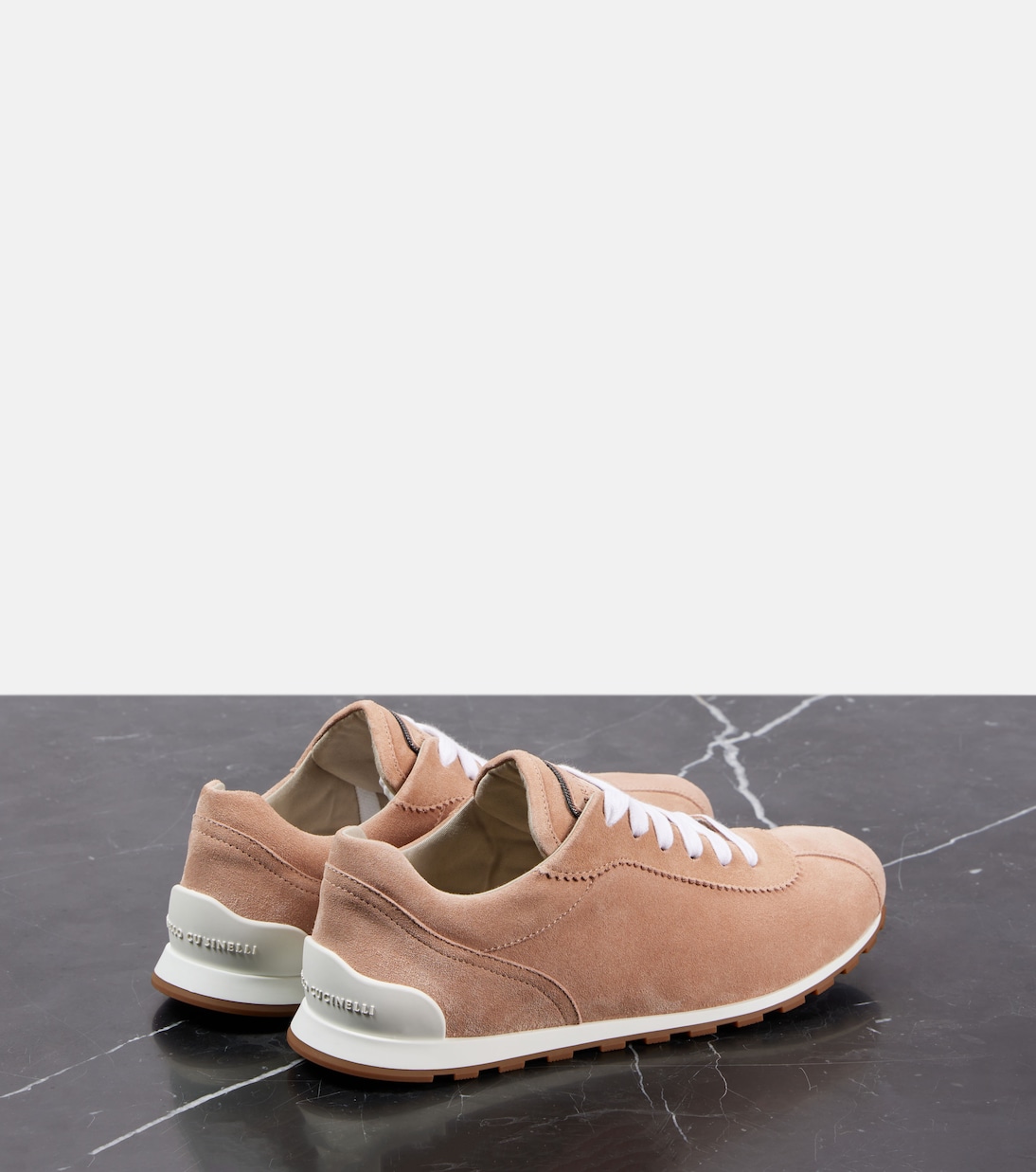 Scarpe da ginnastica in camoscio firmate Brunello Cucinelli, stile giovane e trendy