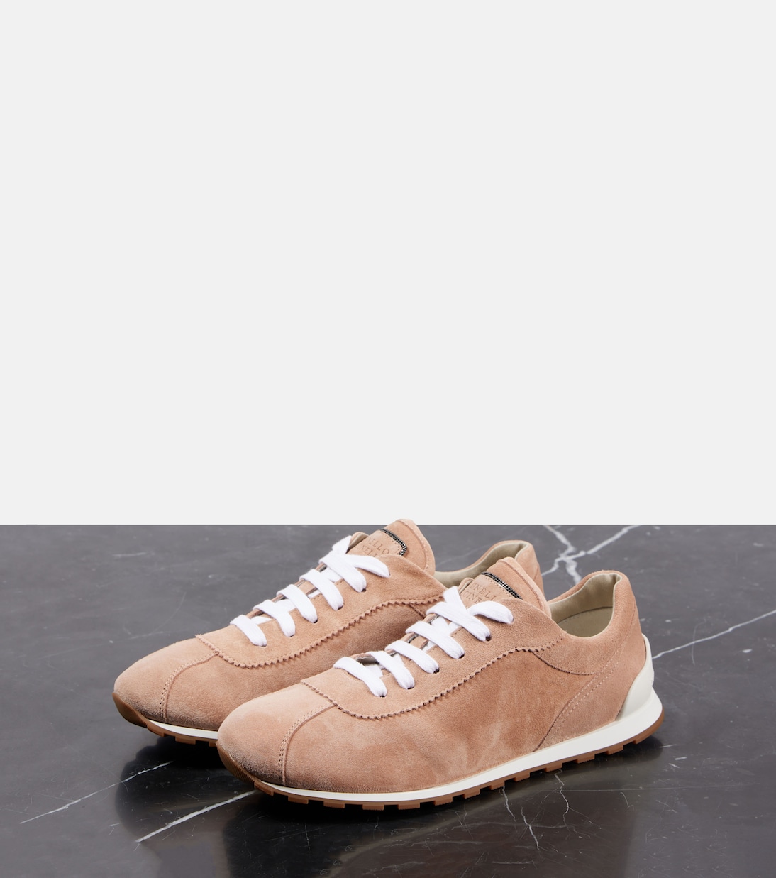 Scarpe da ginnastica in camoscio firmate Brunello Cucinelli, stile giovane e trendy