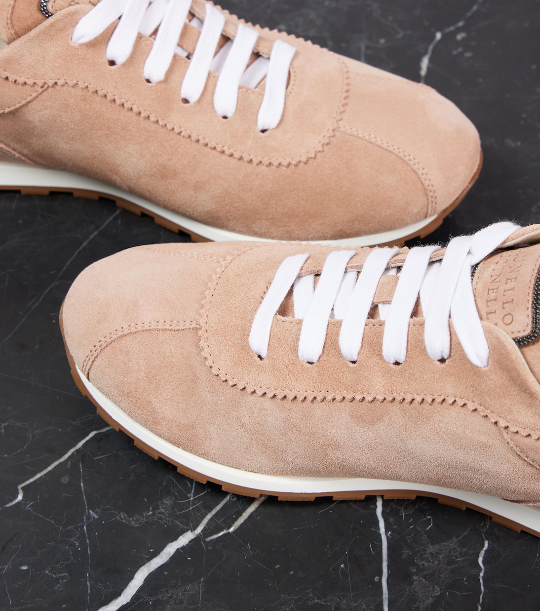 Scarpe da ginnastica in camoscio firmate Brunello Cucinelli, stile giovane e trendy