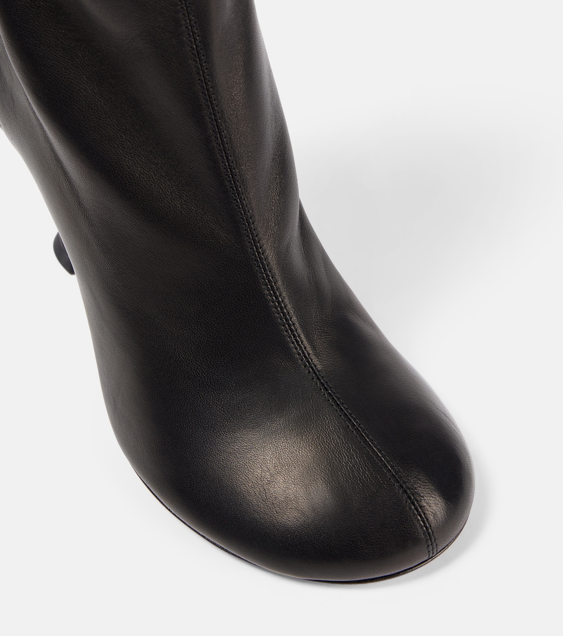 Stivaletti in pelle Iris 95 di Amina Muaddi per un look giovane e trendy
