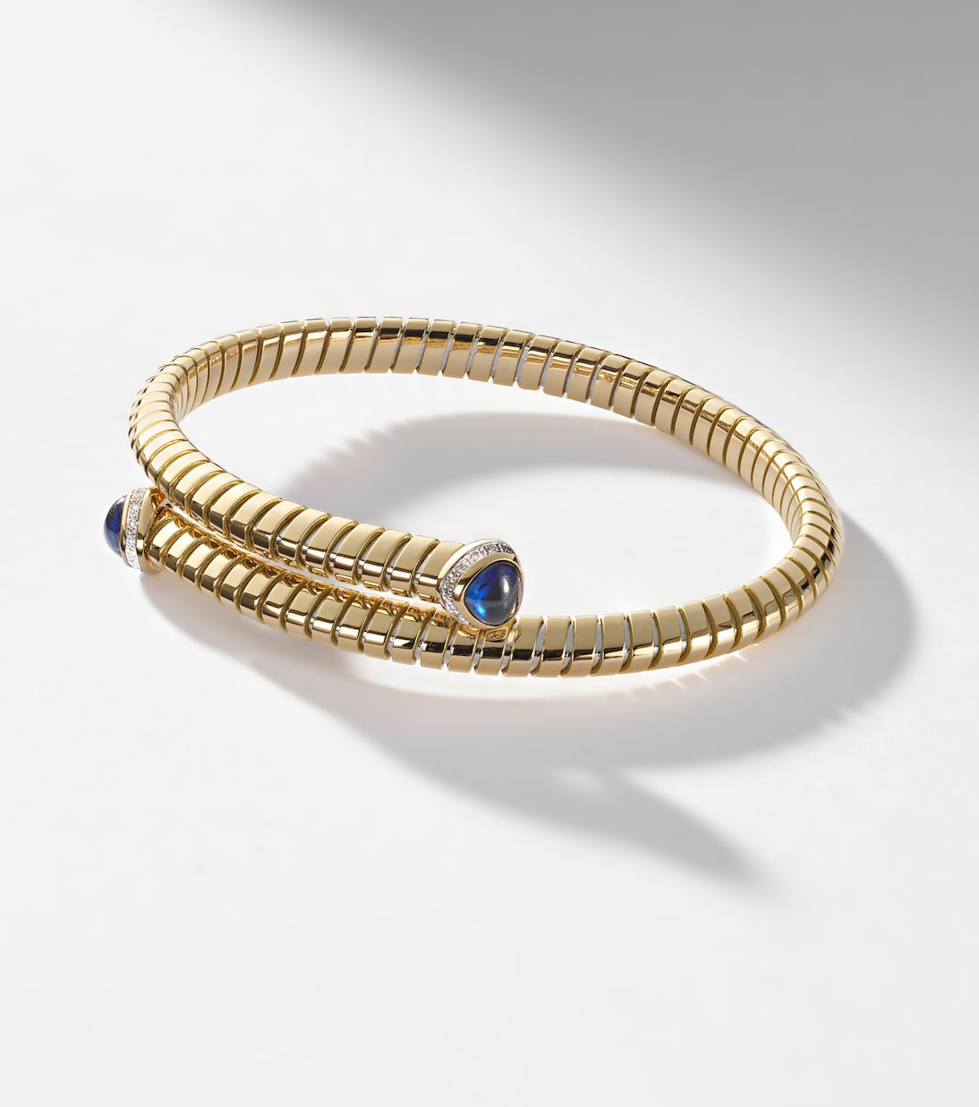 Armreif aus 18kt Gelbgold mit Diamanten und Saphiren | Marina B