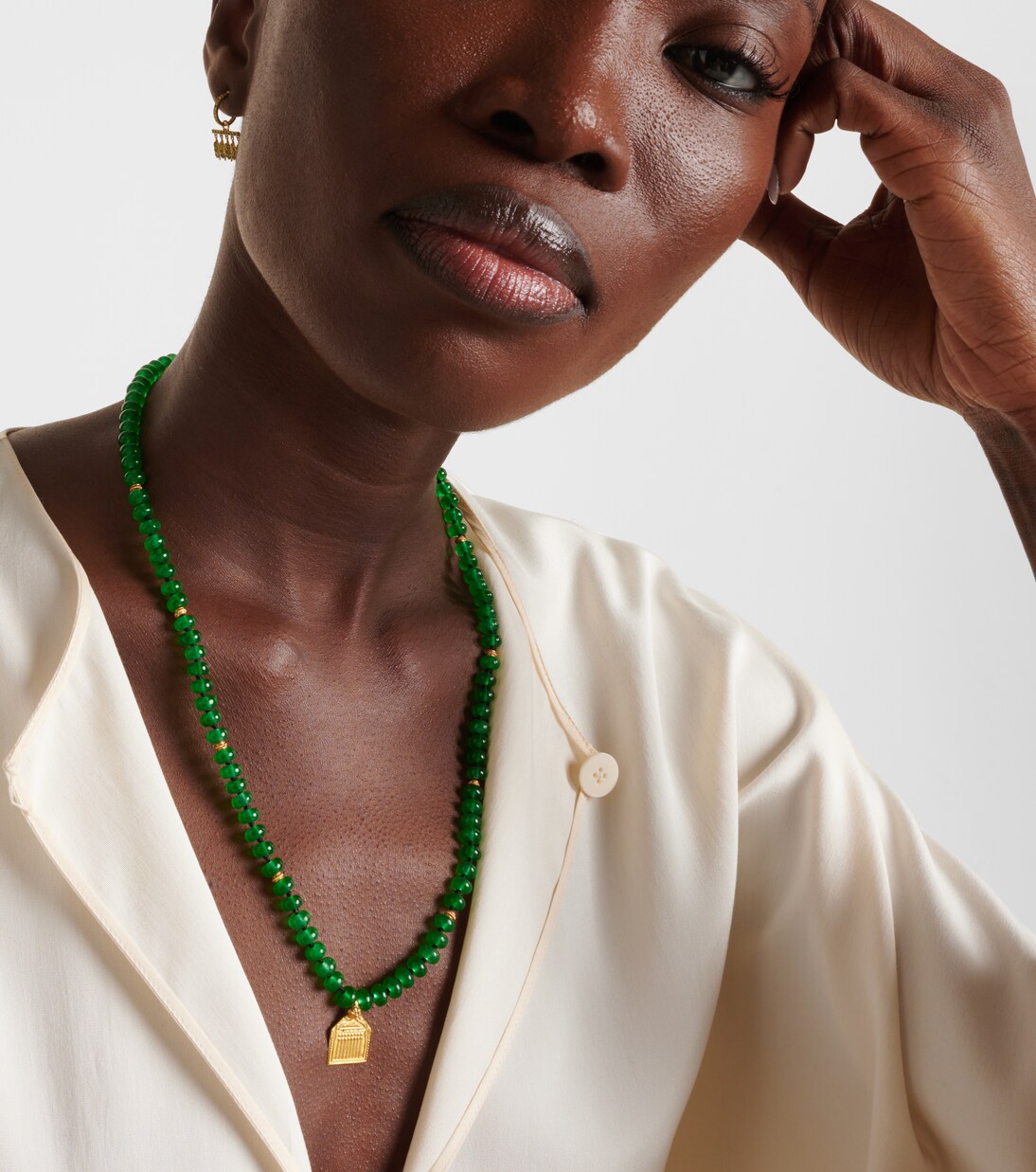 Collana moderna in oro 18kt con perle e giada per giovani trendsetter