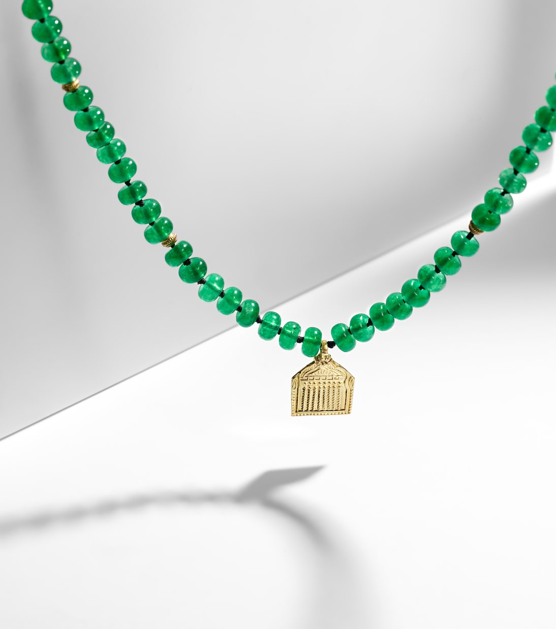 Collana moderna in oro 18kt con perle e giada per giovani trendsetter
