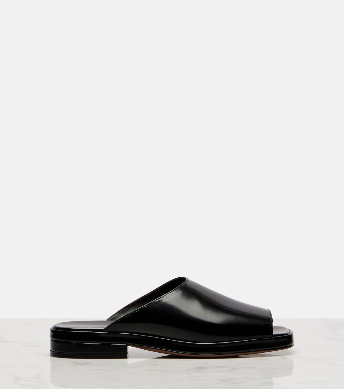 Pantoletten Emi aus Lackleder | The Row