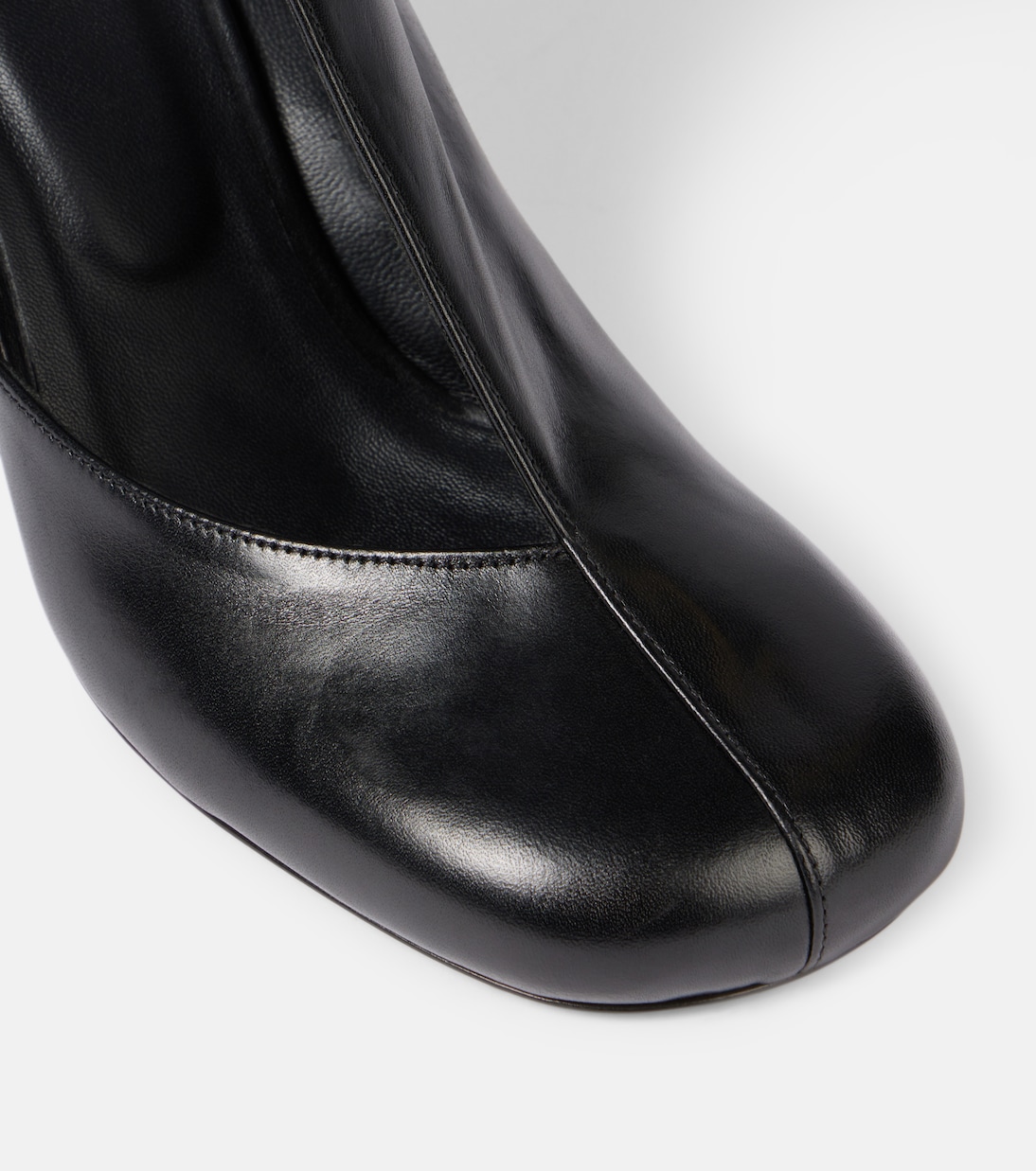 Stivaletti in pelle con dettagli traforati LEMAIRE per un look giovane e trendy