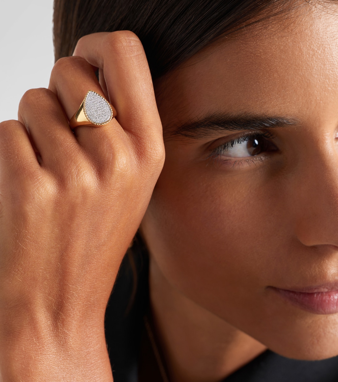 18kt yellow gold pinky ring with diamonds | Yvonne Léon