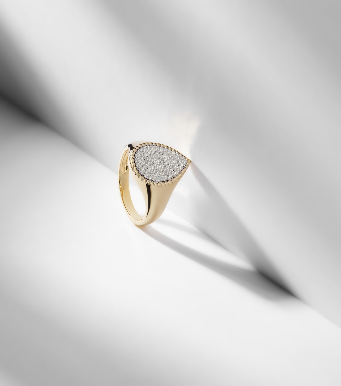 18kt yellow gold pinky ring with diamonds | Yvonne Léon