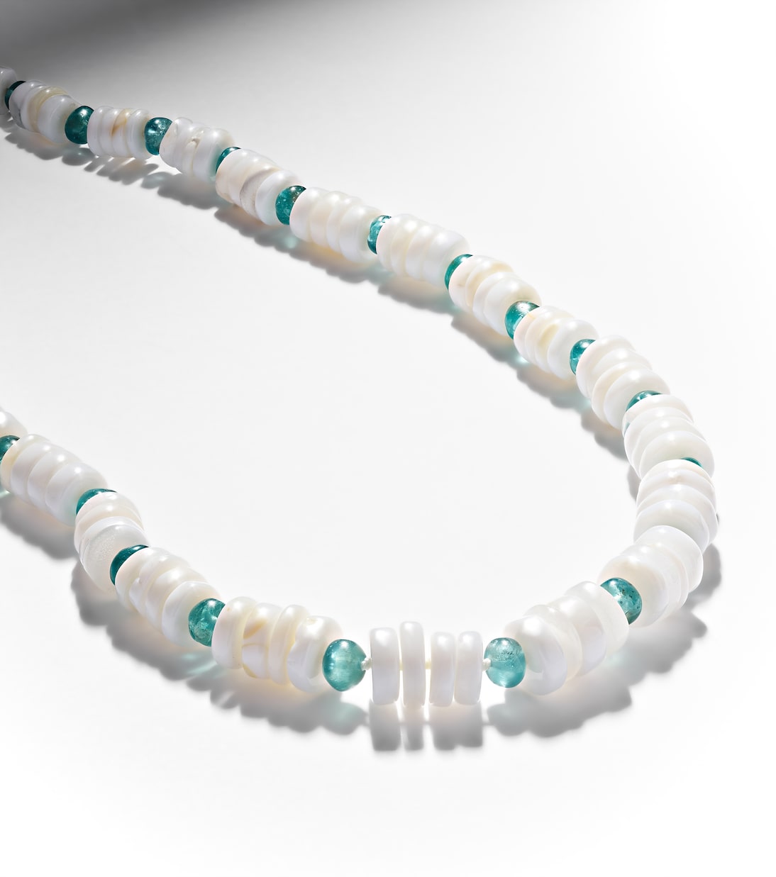 Gioiello giovanile in oro 9kt con perline, opale e apatite di Ileana Makri