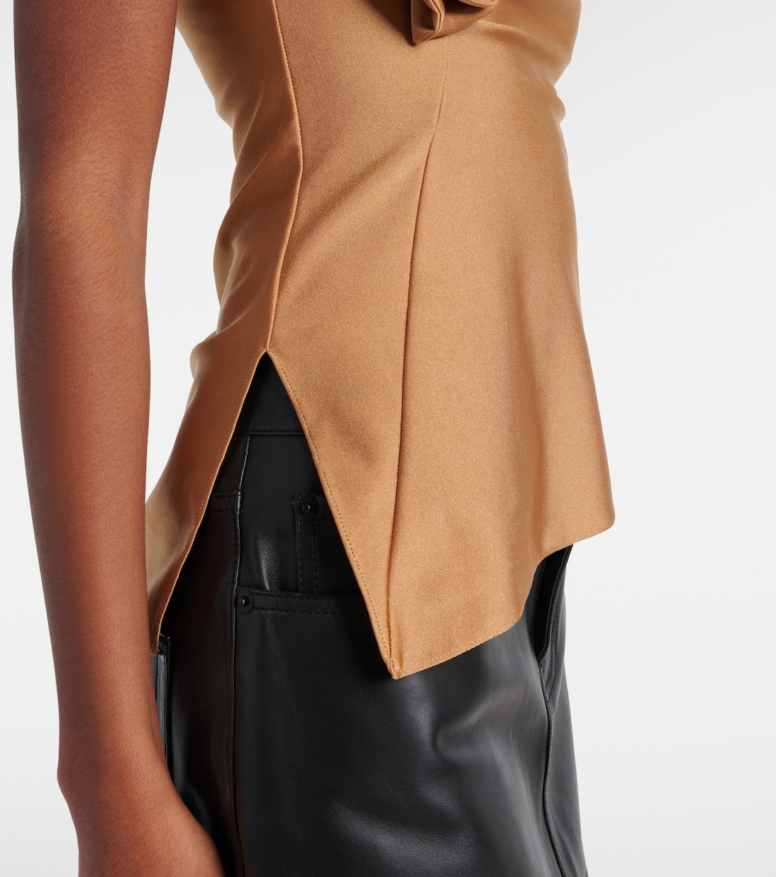 Top in raso con cut-out e applicazioni | Coperni