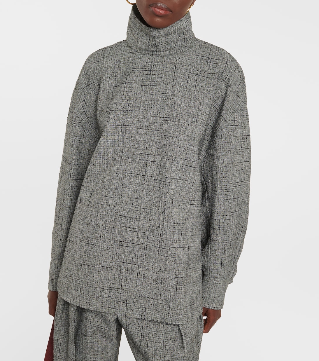 Blusa Oversized de Cuello Alto por Bottega Veneta para Jóvenes Modernos