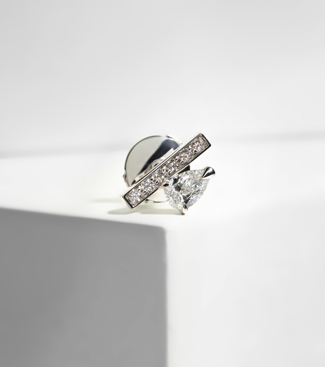 Orecchino singolo Serti Sur Vide in oro bianco 18kt con diamante | Repossi