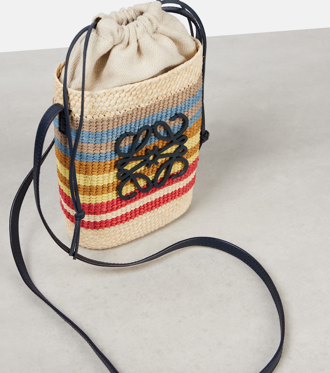 Smartphone-Etui Anagram aus Raffiabast | Loewe