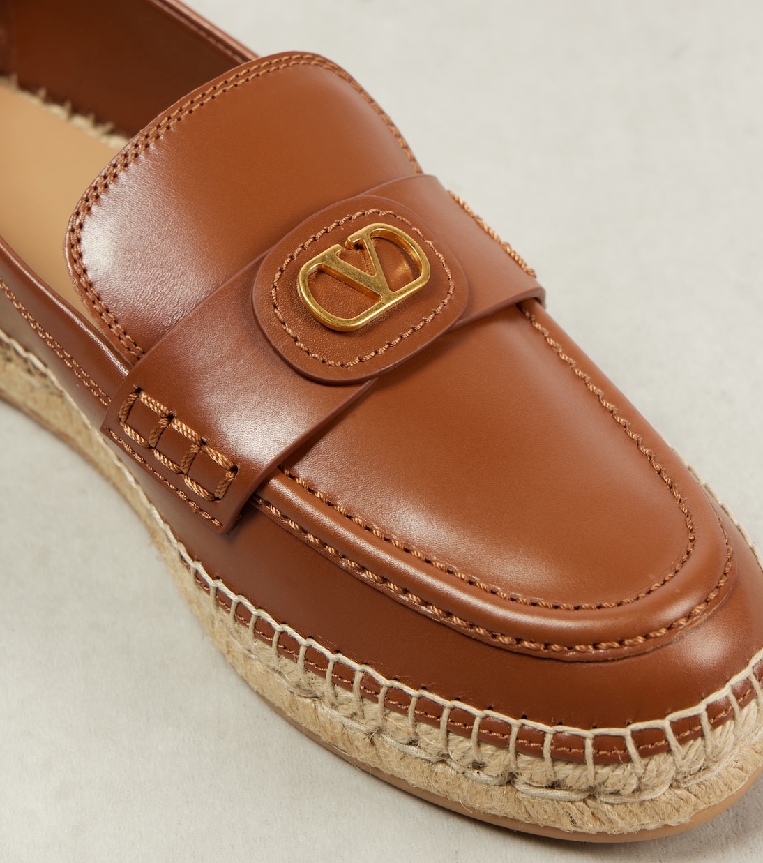 Scarpe espadrillas in pelle con logo VLogo firmato Valentino Garavani, stile giovanile e italiano.