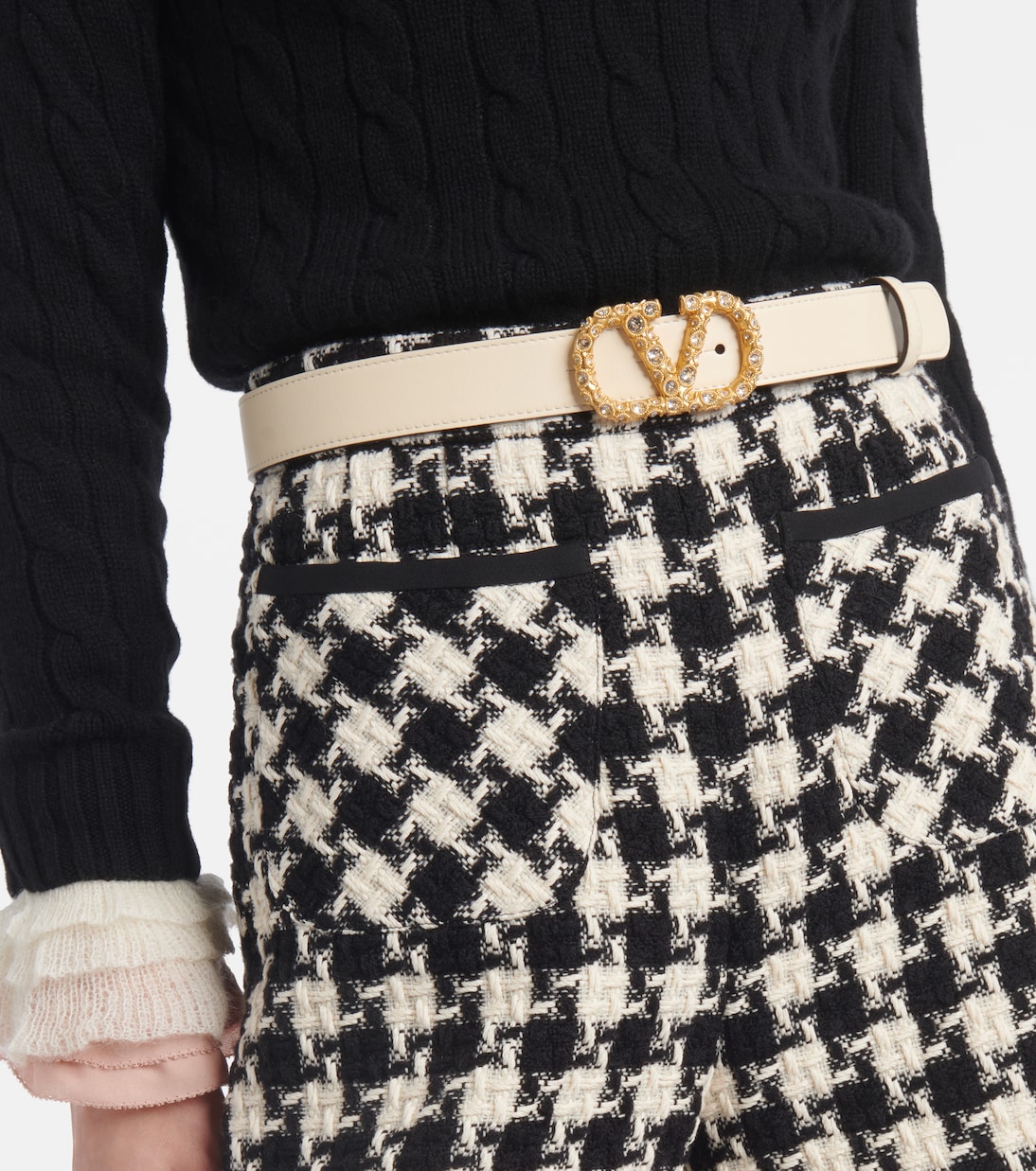Cintura in pelle firmata con logo V decorato di Valentino Garavani