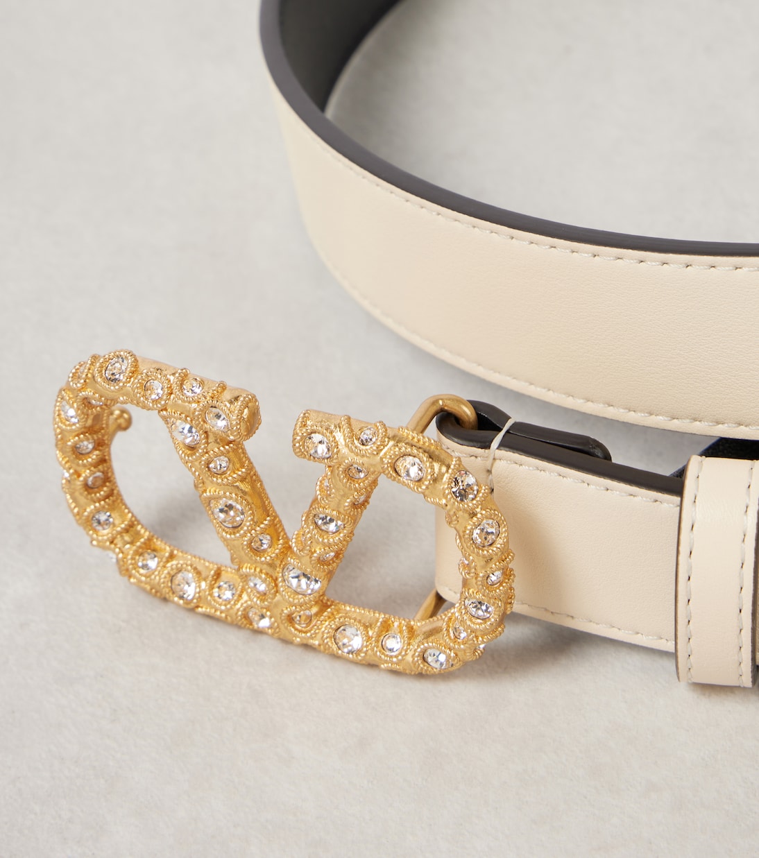Cintura in pelle firmata con logo V decorato di Valentino Garavani