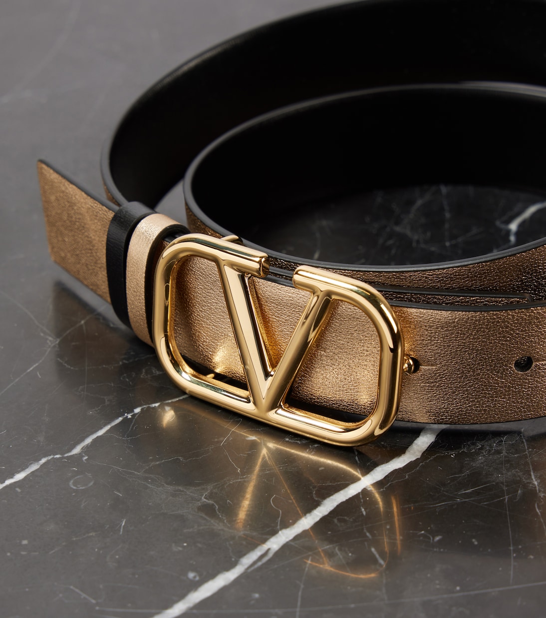 Cintura in pelle metallizzata con logo V di Valentino Garavani per stile giovane e trendy