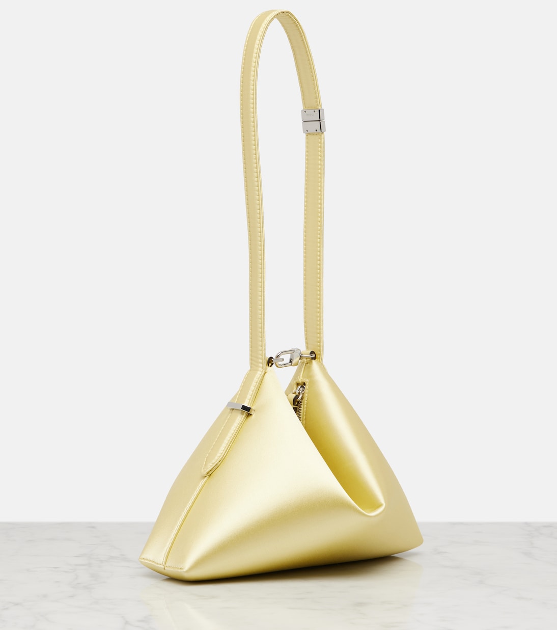 Clutch Scoop Small de satén | Toteme