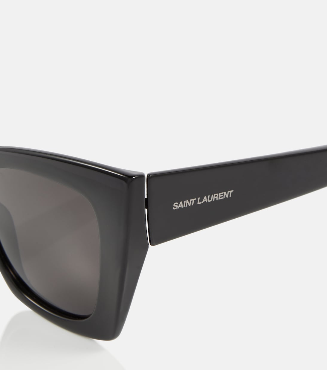 Occhiali Saint Laurent con montatura a forma di gatto per un look giovane e alla moda