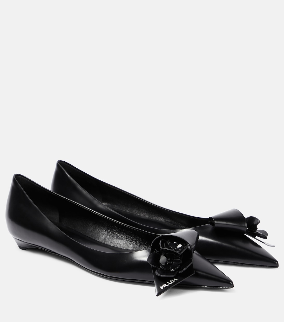 Ballerine in pelle con applicazione floreale | Prada