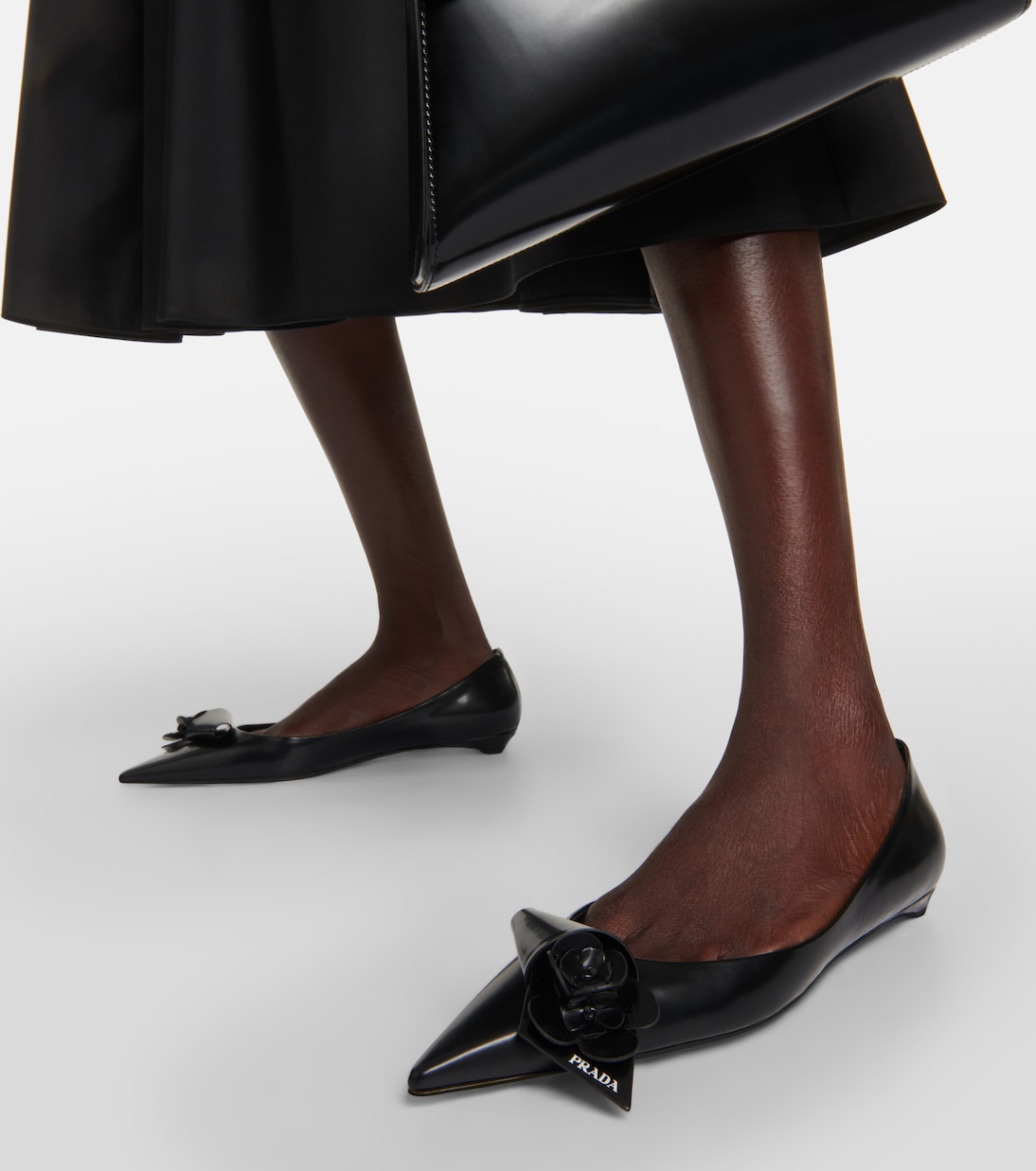 Ballerine in pelle con applicazione floreale | Prada