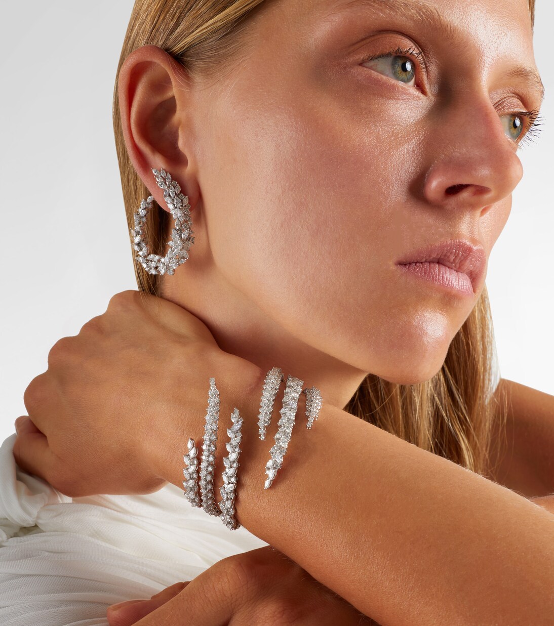 18kt white gold cuff bracelet with diamonds | Yeprem