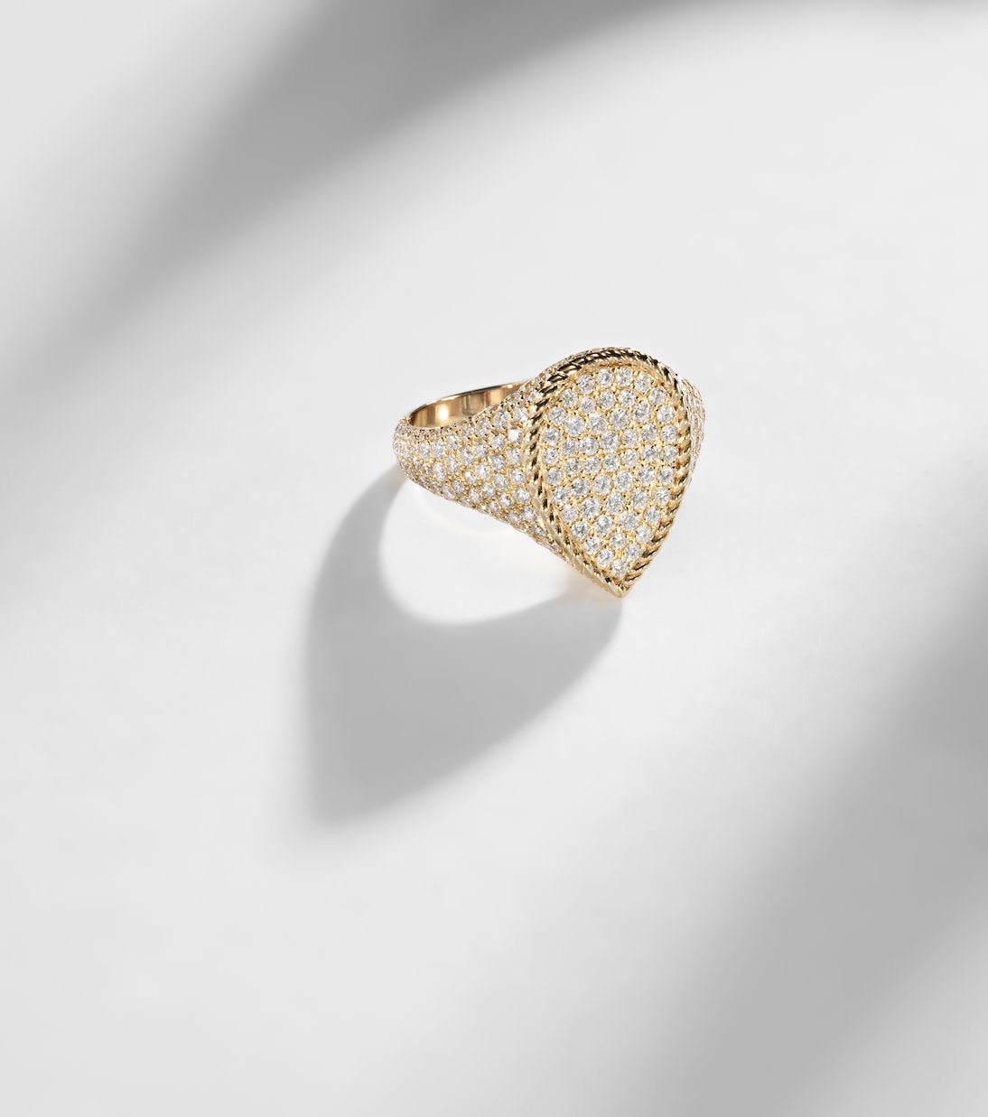Pinky Ring aus 18kt Gelbgold mit Diamanten | Yvonne Léon