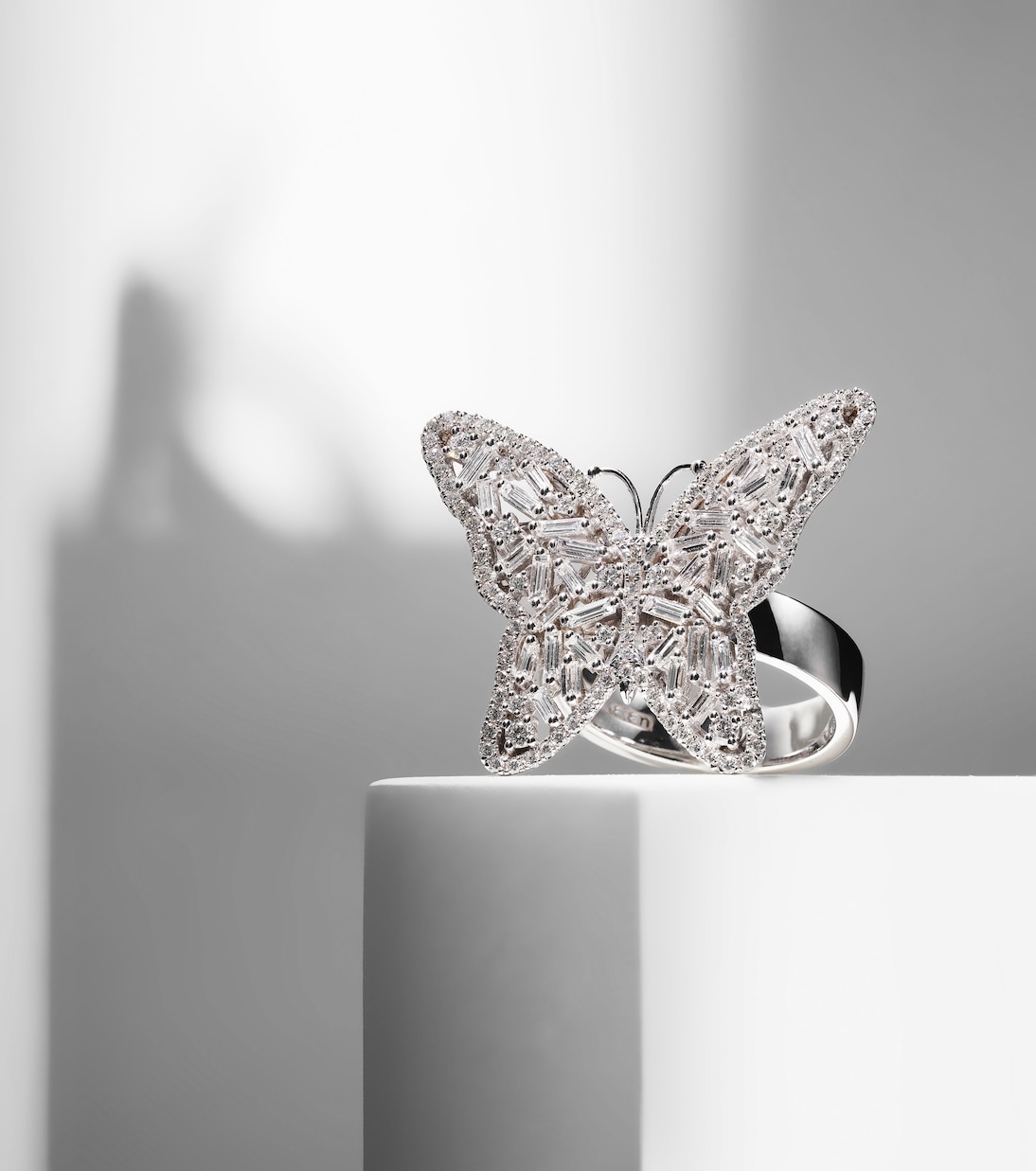 Anello Farfalla Fuochi d'Artificio in Oro Bianco 18kt con Diamanti di Suzanne Kalan