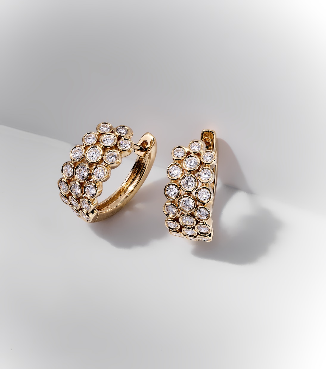 Orecchini a cerchio 3 Row in oro 18kt con diamanti | Anita Ko