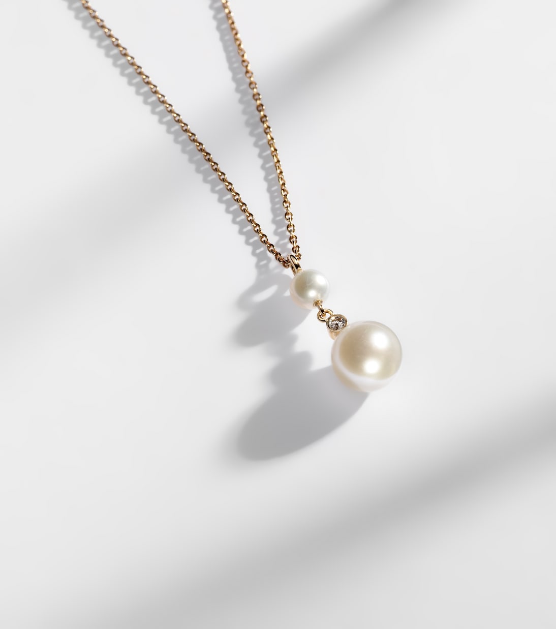 Collana in oro 14kt di SOPHIE BILLE BRAHE con dettagli in diamanti e perle, ideale per un look giovanile e raffinato.