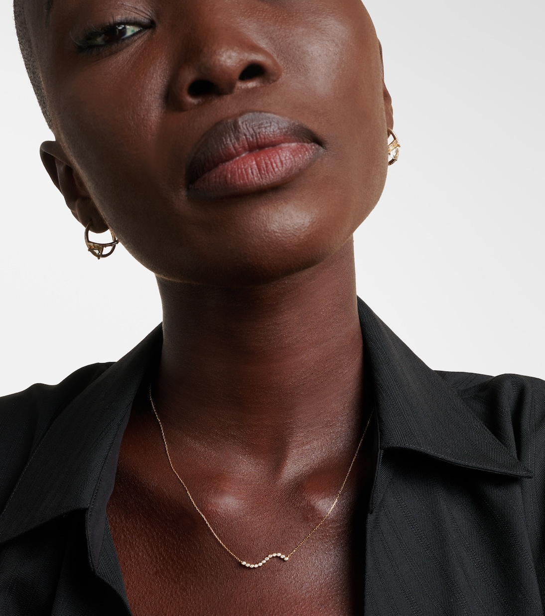 Collana in oro 14kt con design a onde e dettagli diamantati per uno stile giovane e raffinato