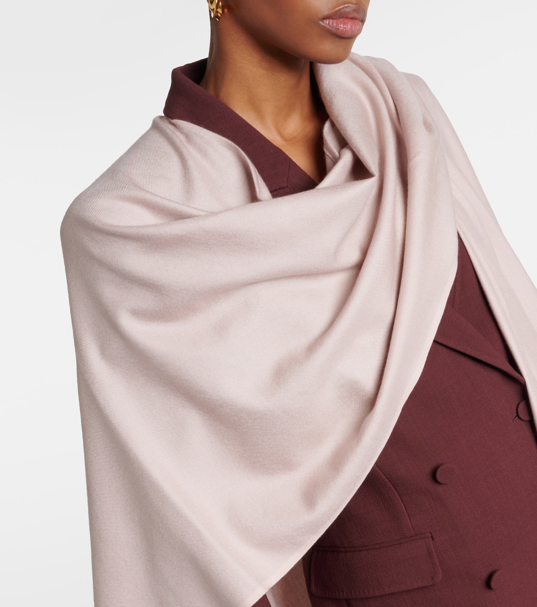 Scialle Loro Piana Izumi: Eleganza Giovane in Fibra Naturale