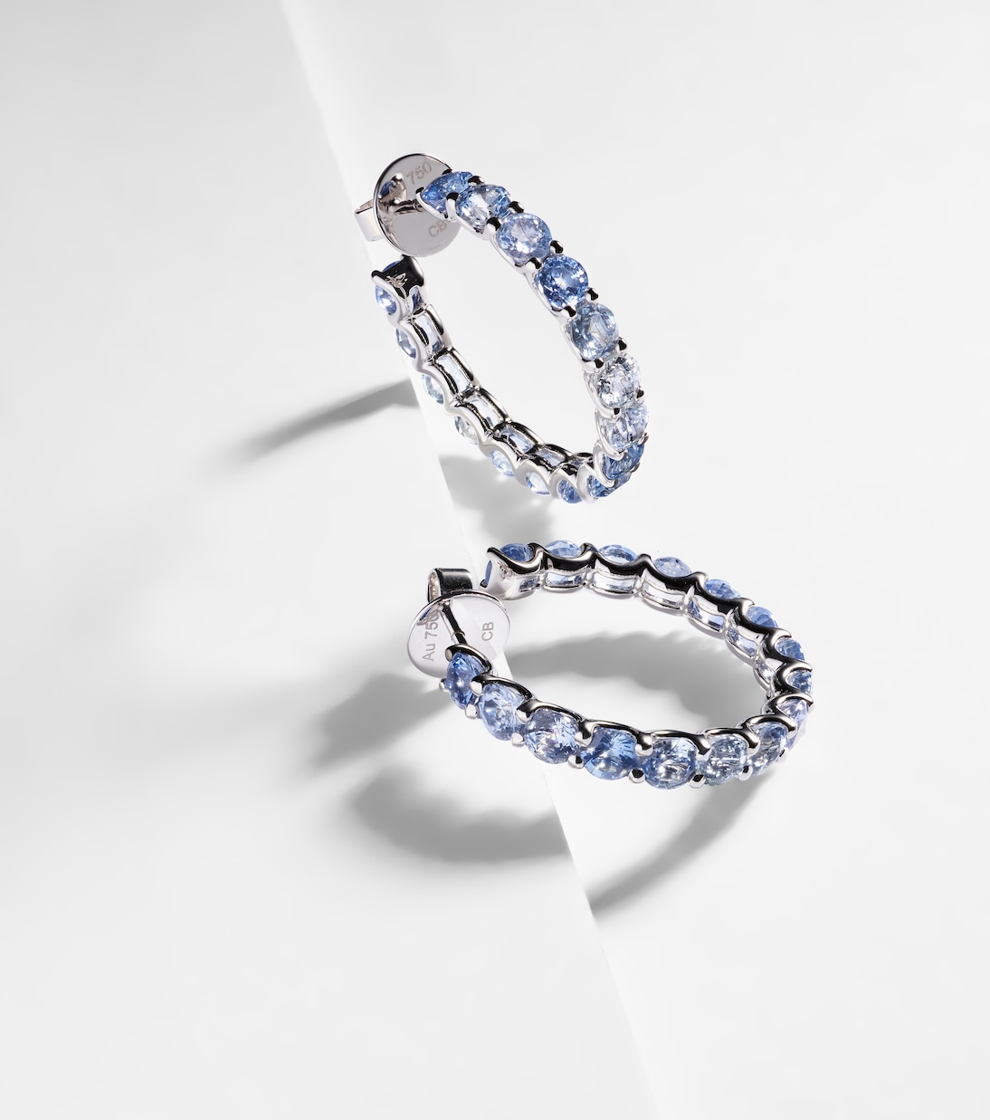 Orecchini in oro bianco 18kt con zaffiri - Collezione Pastello di BUCHERER, gioielli eleganti per giovani.