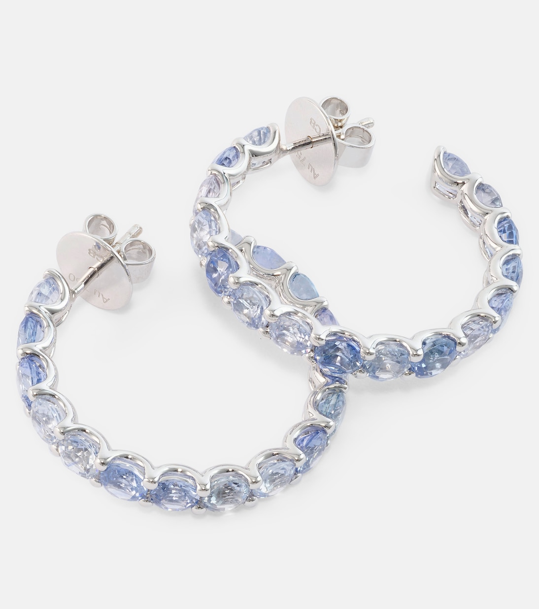 Orecchini in oro bianco 18kt con zaffiri - Collezione Pastello di BUCHERER, gioielli eleganti per giovani.