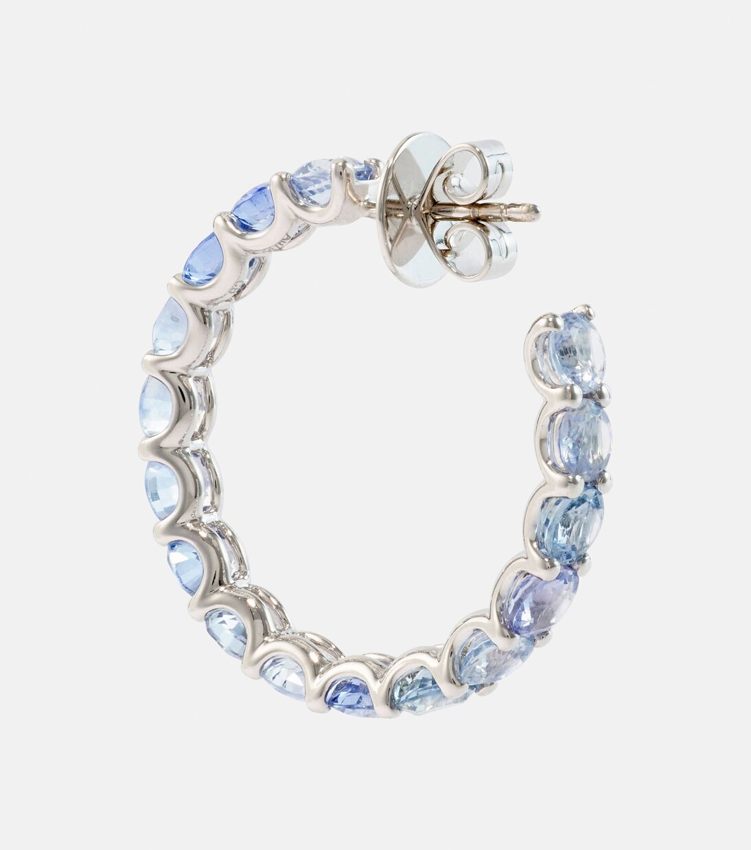 Orecchini in oro bianco 18kt con zaffiri - Collezione Pastello di BUCHERER, gioielli eleganti per giovani.