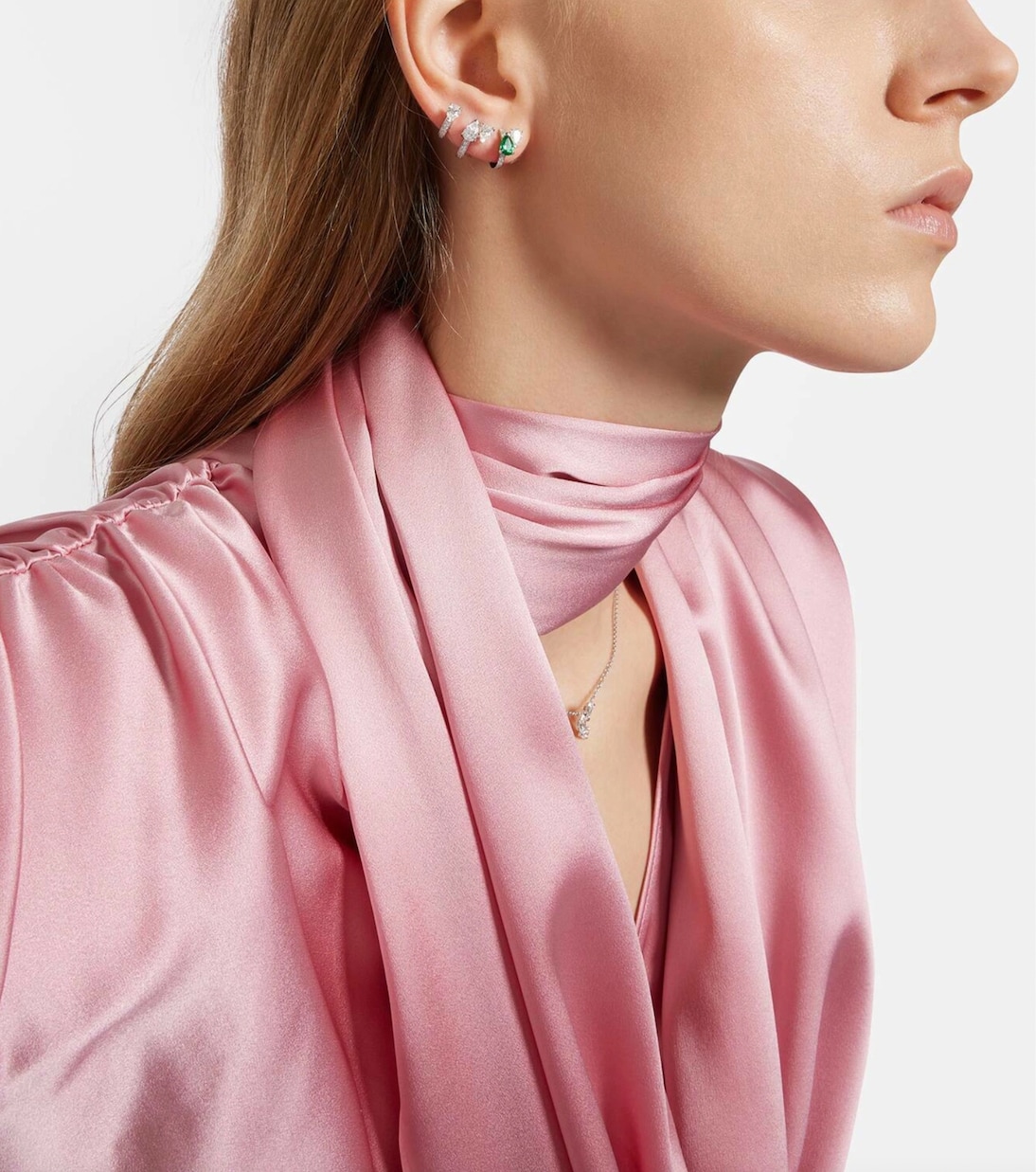 Orecchino singolo in oro bianco 18kt con diamanti e smeraldo, design moderno e raffinato per giovani trendsetter.