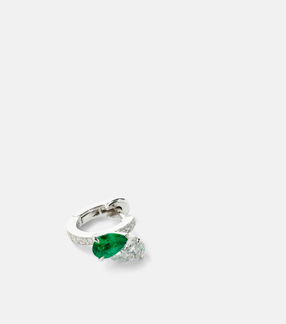 Orecchino singolo in oro bianco 18kt con diamanti e smeraldo, design moderno e raffinato per giovani trendsetter.