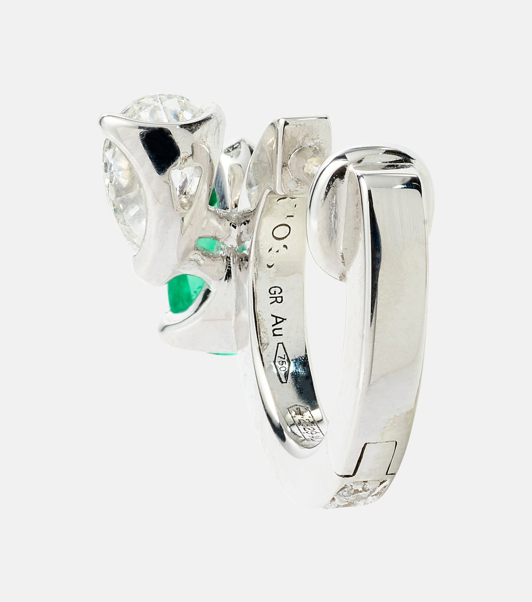Orecchino singolo in oro bianco 18kt con diamanti e smeraldo, design moderno e raffinato per giovani trendsetter.