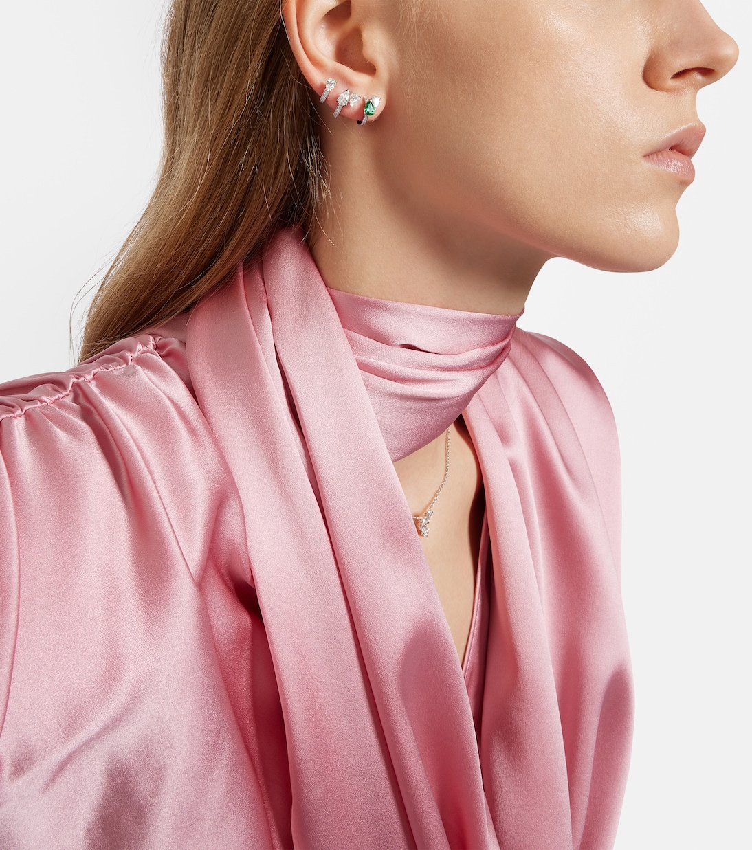 Orecchino singolo in oro bianco 18kt con diamanti e smeraldo, design moderno e raffinato per giovani trendsetter.