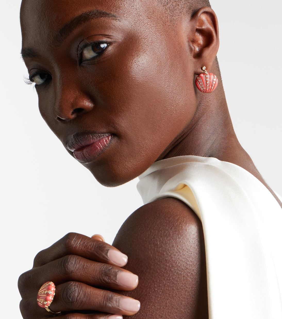 Coquillage Corail 9kt gold earrings with diamonds and coral | Yvonne Léon