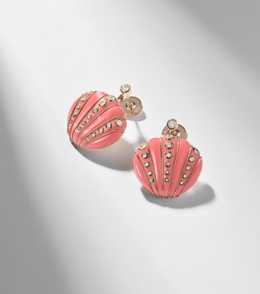 Coquillage Corail 9kt gold earrings with diamonds and coral | Yvonne Léon