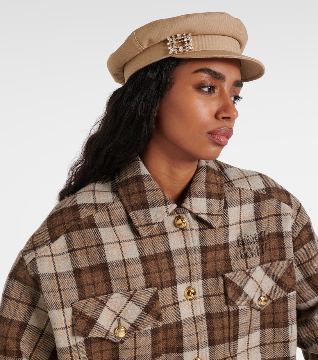 Cappellino in denim stile newsboy firmato Roger Vivier, tendenza giovane