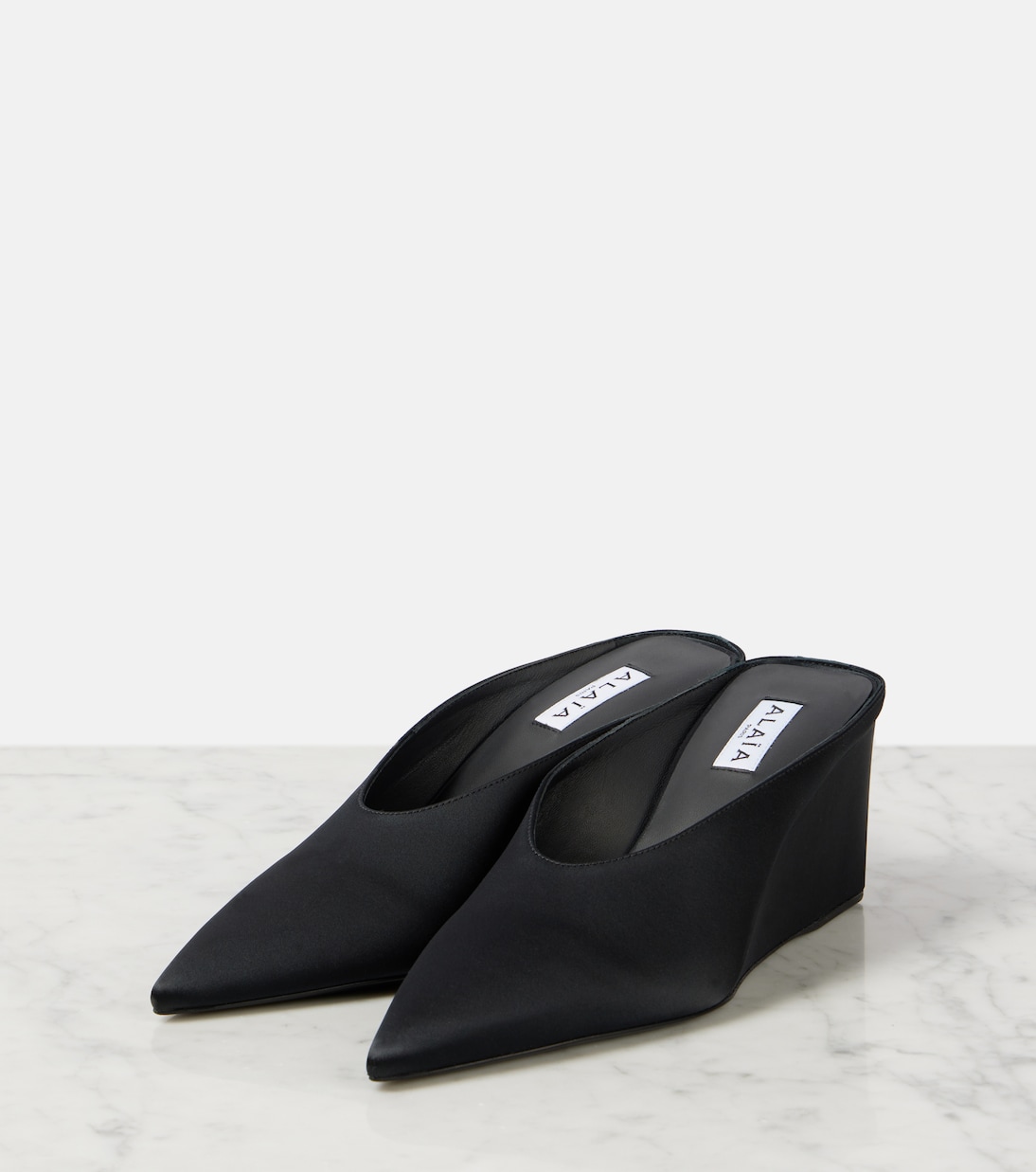 Mules compensées Cube 75 en satin | Alaïa