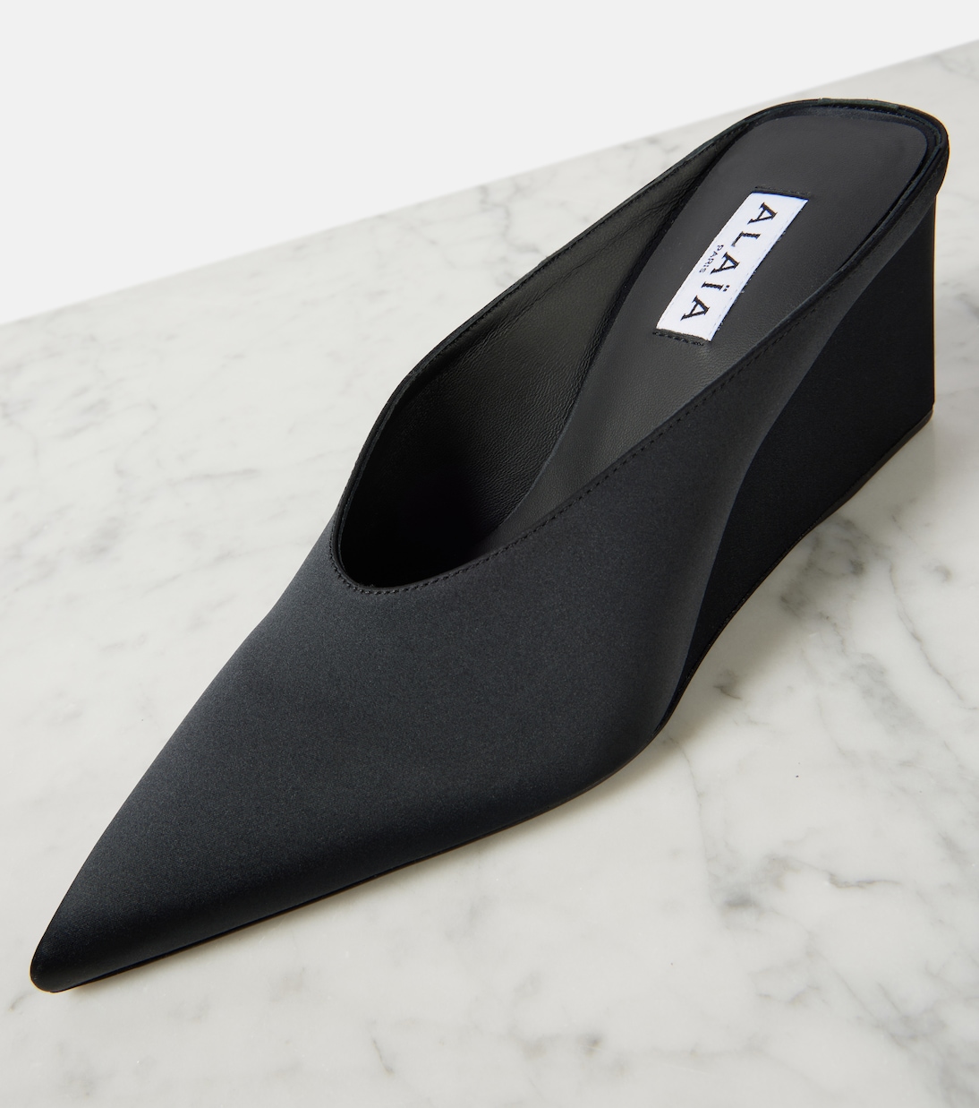 Mules compensées Cube 75 en satin | Alaïa